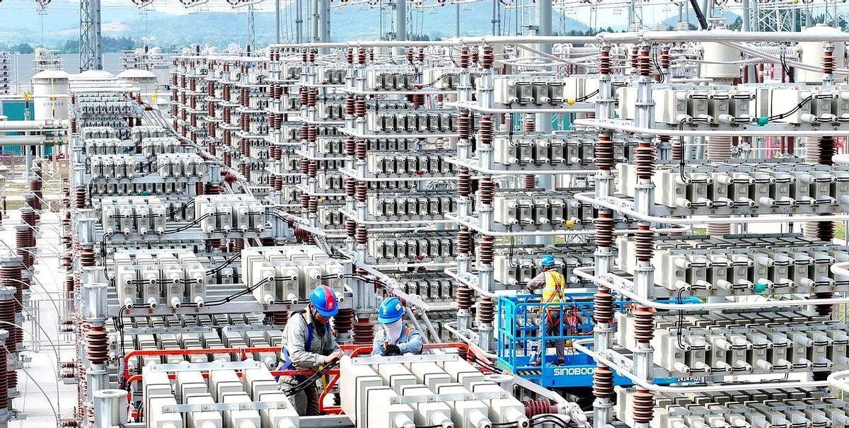 5月21日，在湖北±800千伏大冶换流站，国网河南送变电建设有限公司施工人员开展