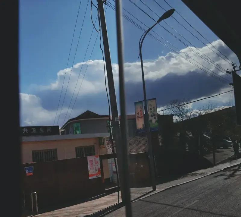 社会上感觉市井小人多，原因还挺复杂。现代社会竞争压力大，有些人就为达目的不择手段