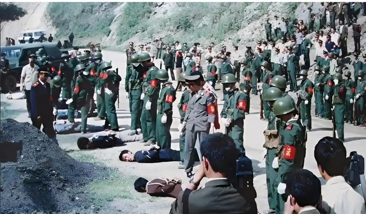 1983年，广东潮汕，数名死刑犯被集体处以枪决的真实画面。他们都是广东某工地的打