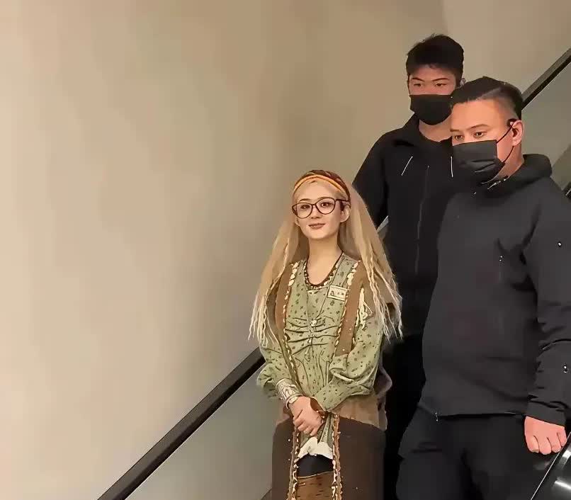 赵丽颖现在这种风格，大家喜欢吗？
之前着装，还算中规中矩，挺正常的。
现在着