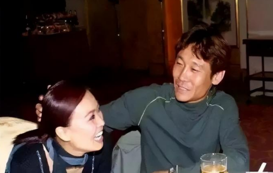 2004年，那英豪掷4000万开了一家酒吧。一天晚上，一个煤老板喝得大醉，指着那