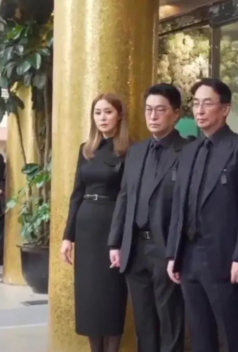 徐子淇估计是公公李兆基葬礼上最伤心的人了。她金色头发在一众人中格外夺目。

身穿