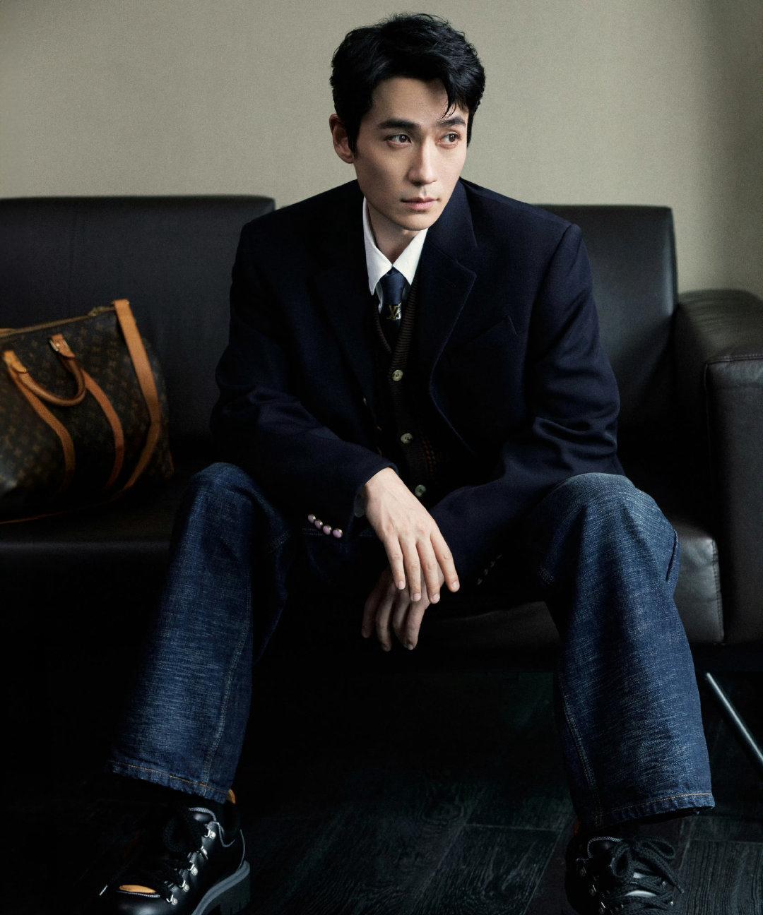 朱一龙身着Louis Vuitton 2025新季秋冬男装系列惊艳亮相。
