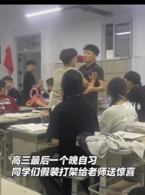 泪目！山东聊城，上晚自习时，班主任得知班上2个男生打架，刚走到教室，就看见一个男