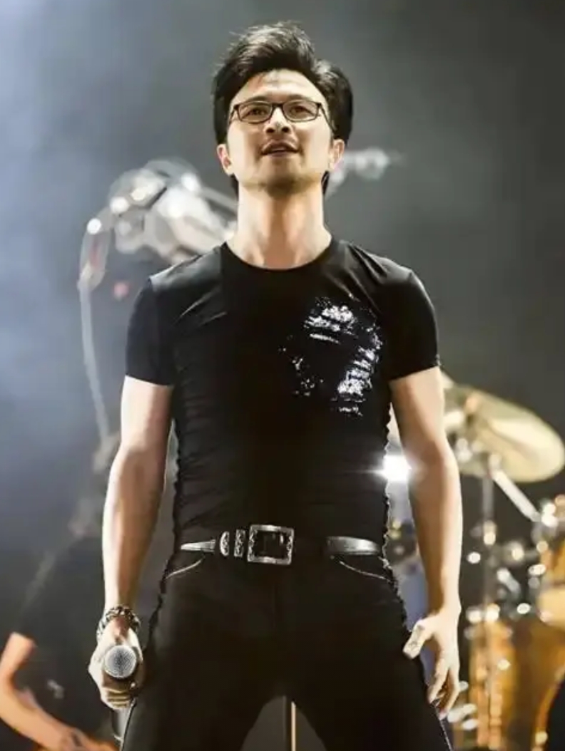 作为专业歌手，汪峰这次演上会，搞砸了自己的饭碗。
才54岁，全场高音唱不起，把话