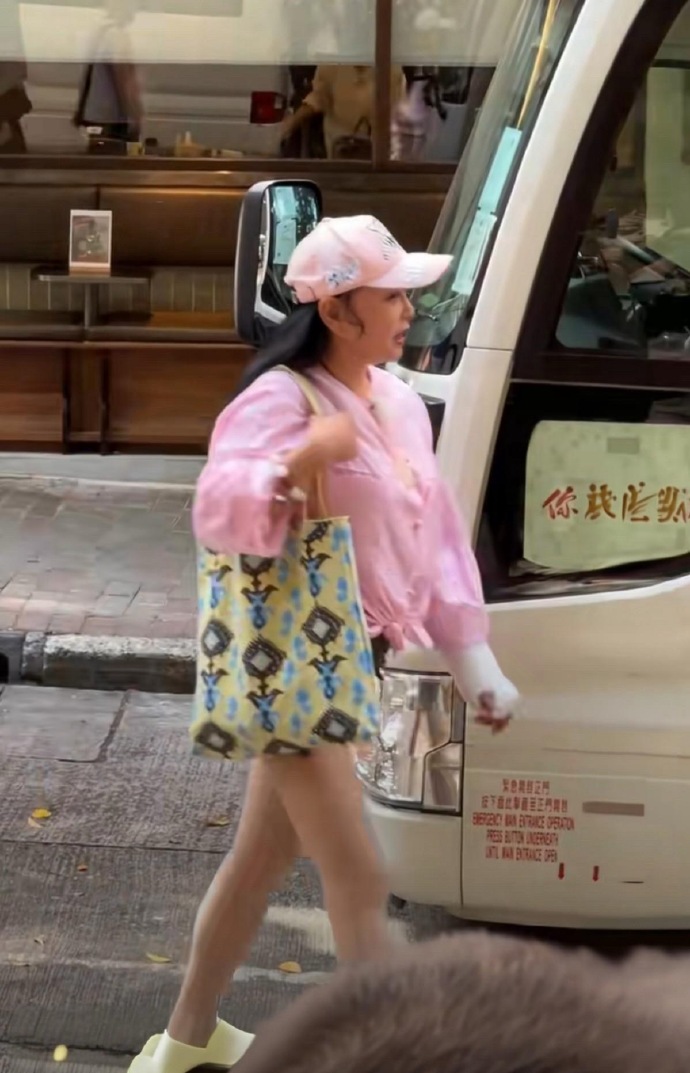 如今刘晓庆也是奔8的人了，还打扮的这么时髦，这么朝气有活力，真的是很难得。 ​​