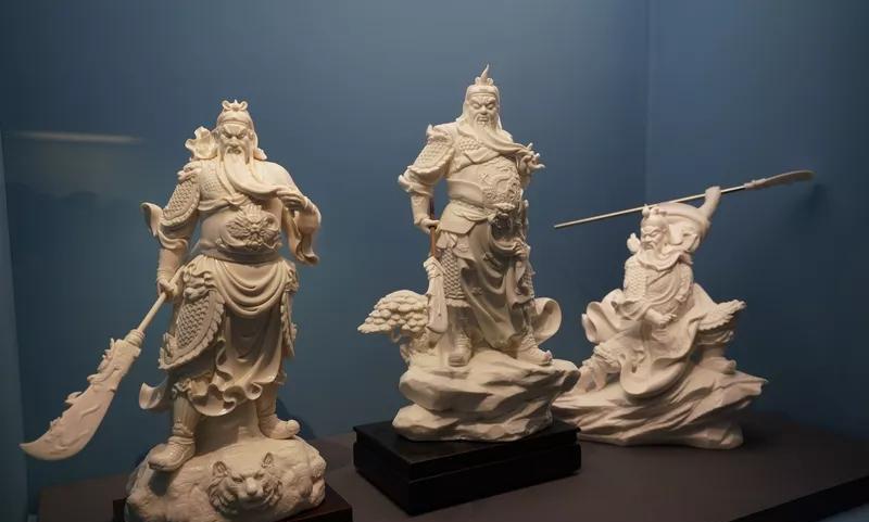 中国有不少地方的瓷器非常有名。景德镇的瓷器举世闻名，那里的瓷器种类繁多，像青花瓷