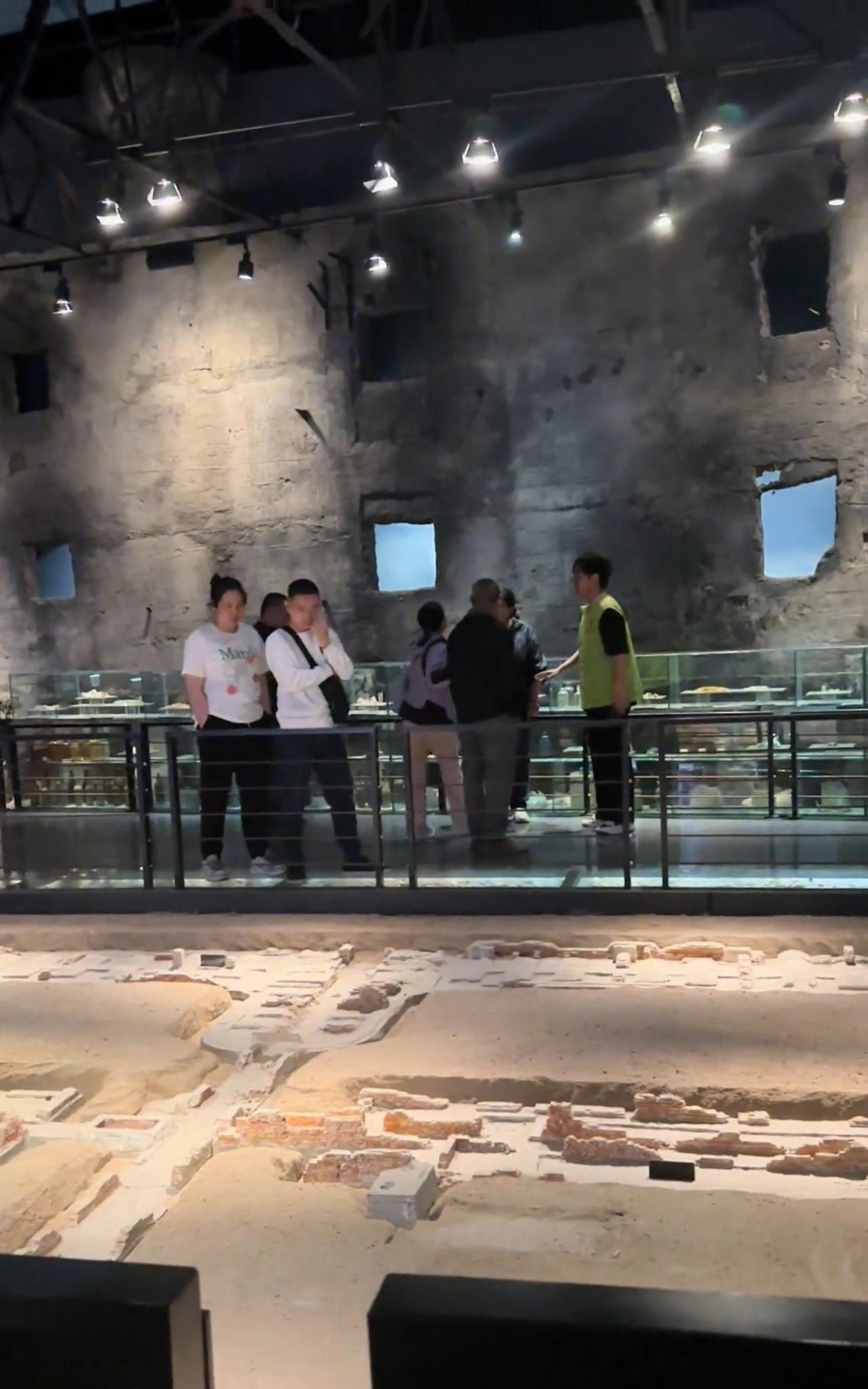 哈尔滨731遗址，5月24日，刺耳的笑声打破了凝重的氛围。



那天，一位身着