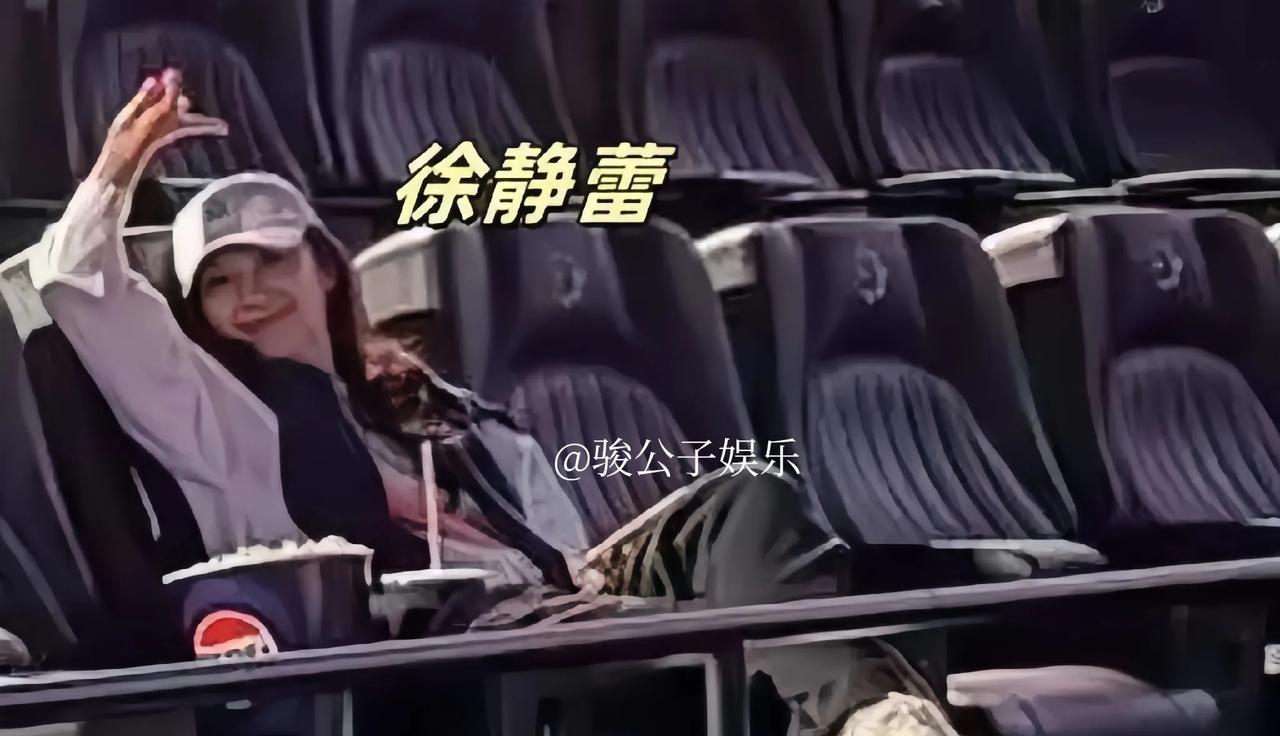 51岁的徐静蕾最近在美国看午夜电影，状态看起来真不错，打扮得很年轻，气色也很好。