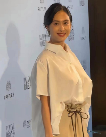 53岁的朱茵穿白衬衣，确实美得发光，年轻感扑面而来。想当年《大话西游》里，她一出