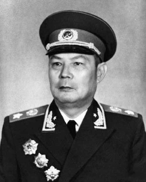 在中央苏区，刘伯承担任总参谋长，叶剑英是副总参谋长。刘伯承比叶剑英年长，当时的地