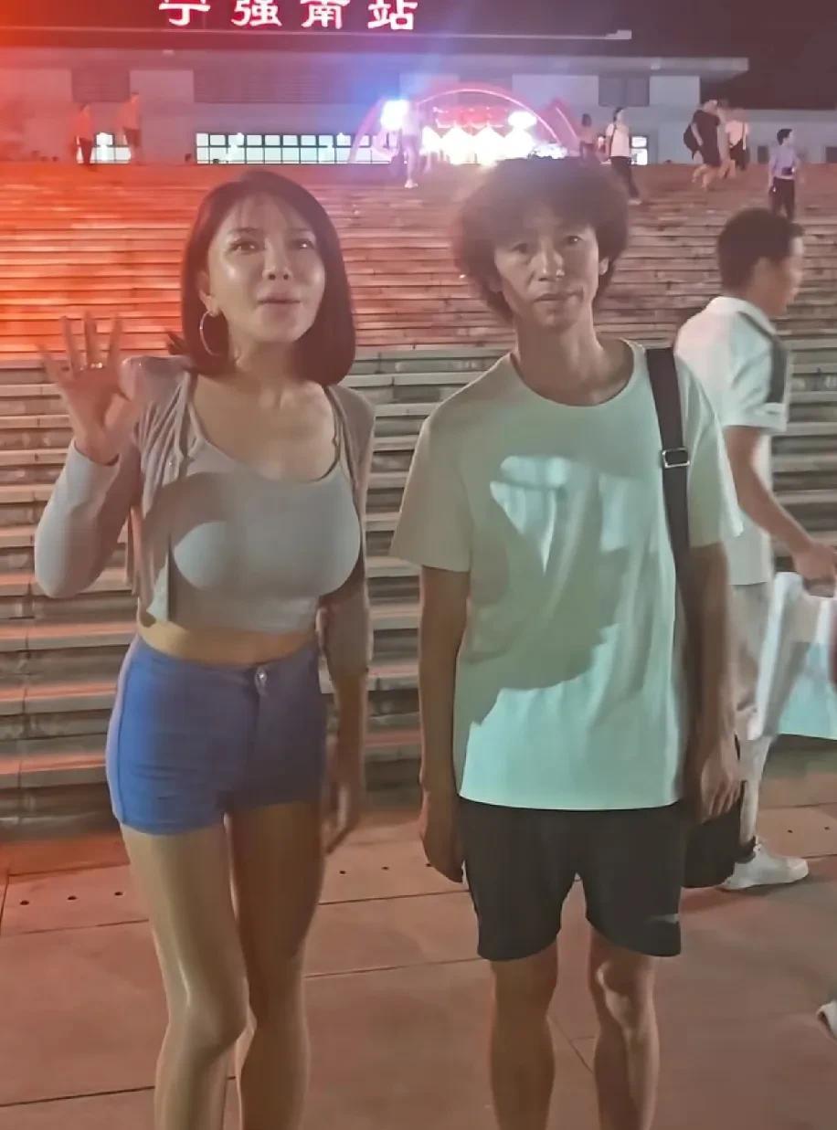 龚玥菲和庞麦郎。
两人合照永远都是女方在笑。
庞麦郎拉长个驴脸。
看看网友们都在