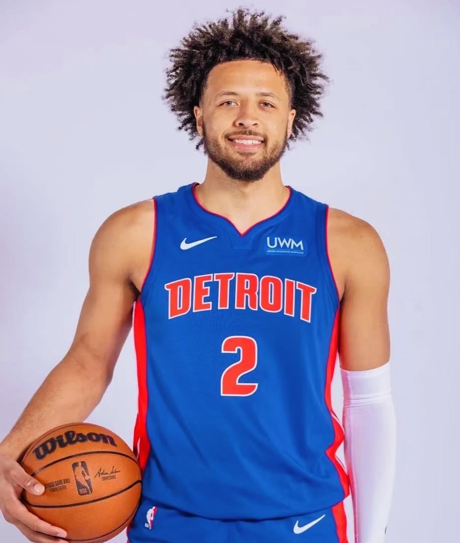 梦想照进现实！
不得不说，打NBA来钱是真的快。
近日，活塞队当家球星康宁汉姆在