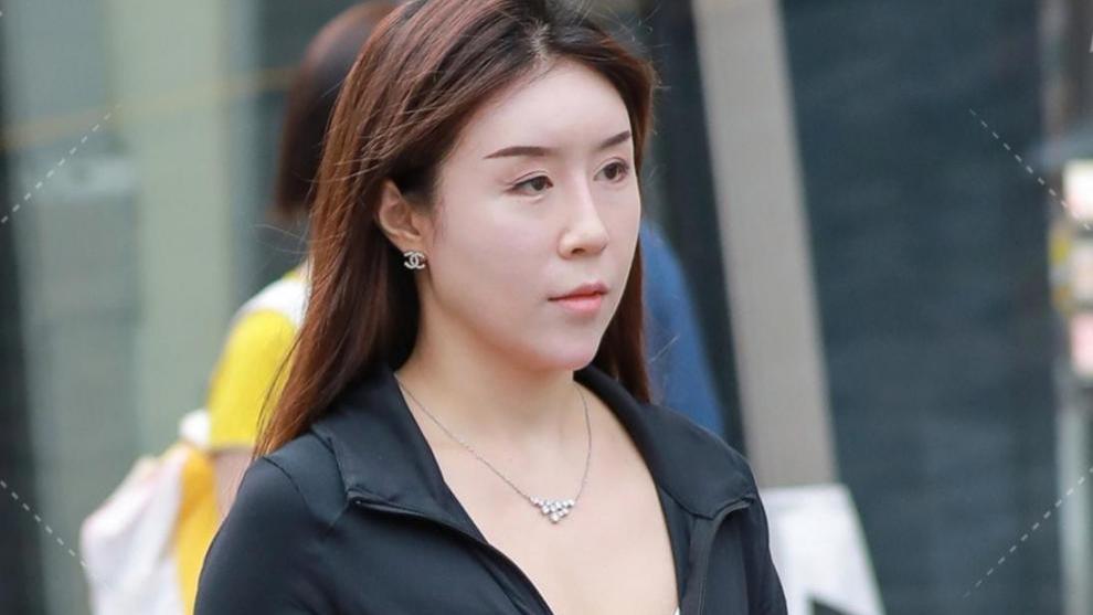百搭款式经典搭配，黑色打底裤加运动休闲外套，个性品味组合
