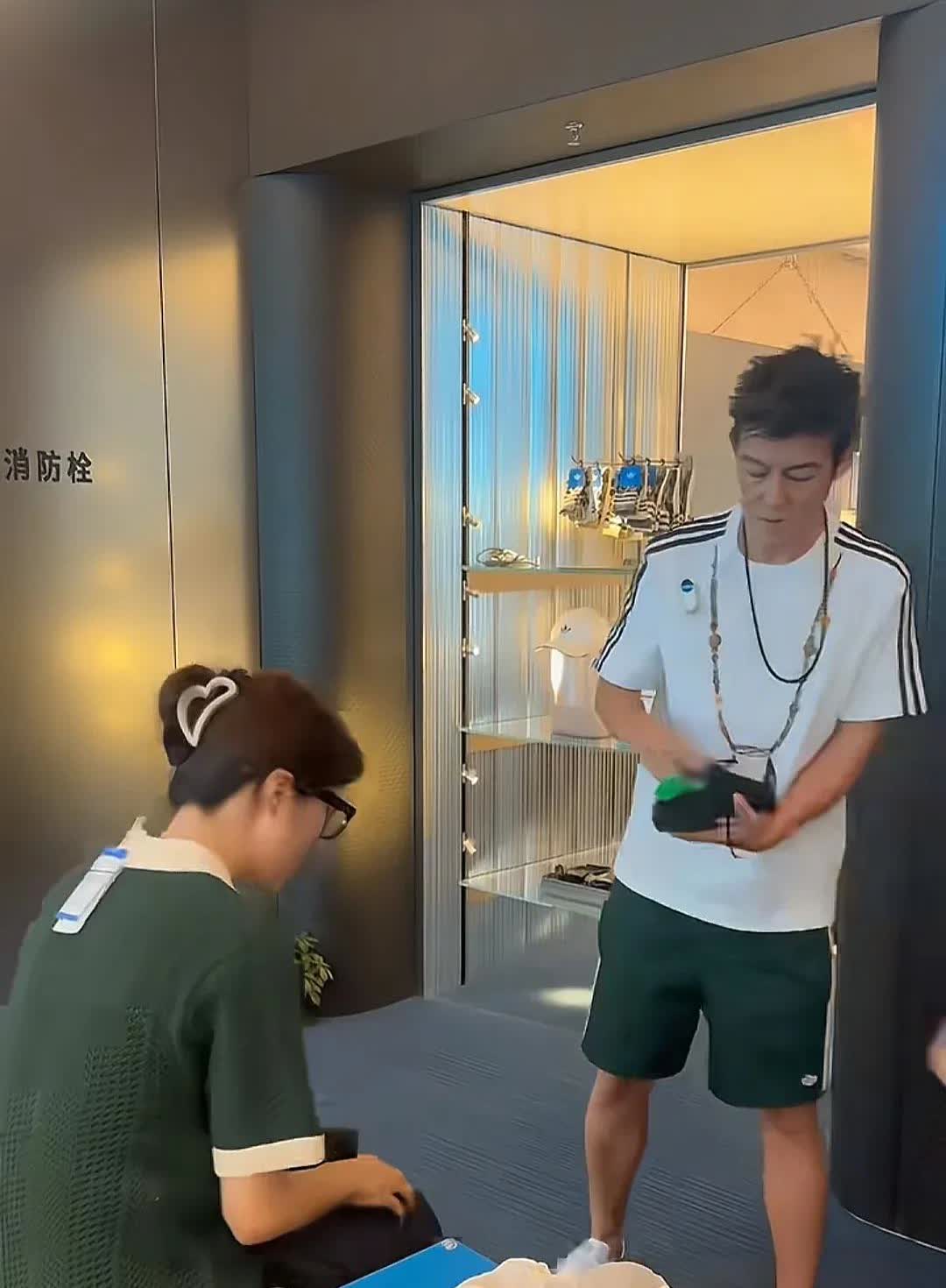 陈冠希真男人，接地气！
到上海出席阿迪达斯活动的他，在门店里化身店员给买鞋的顾