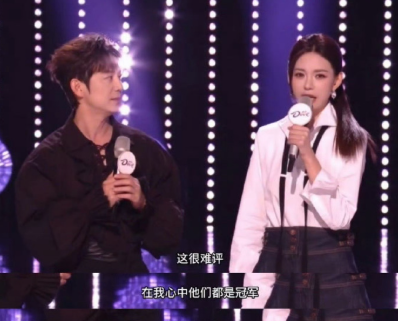 何炅点评歌手表现时提到“歌手对舞台掌控力越来越强，评审们越来越难评了”，沈梦辰立