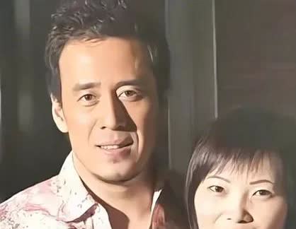 原来杨坤终身不娶的原因是这么感人！

现如今51岁的杨坤还是孤零零单身一个人