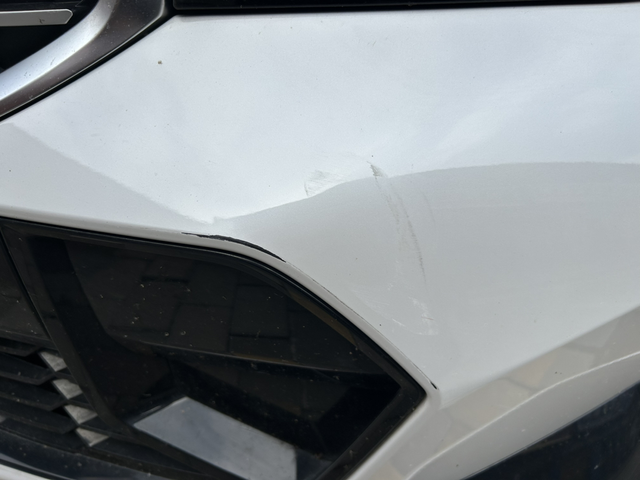 停在车位被蹭了对方肇事逃逸
好好停在车位上，今天发现被蹭了一块，翻了监控才看到是