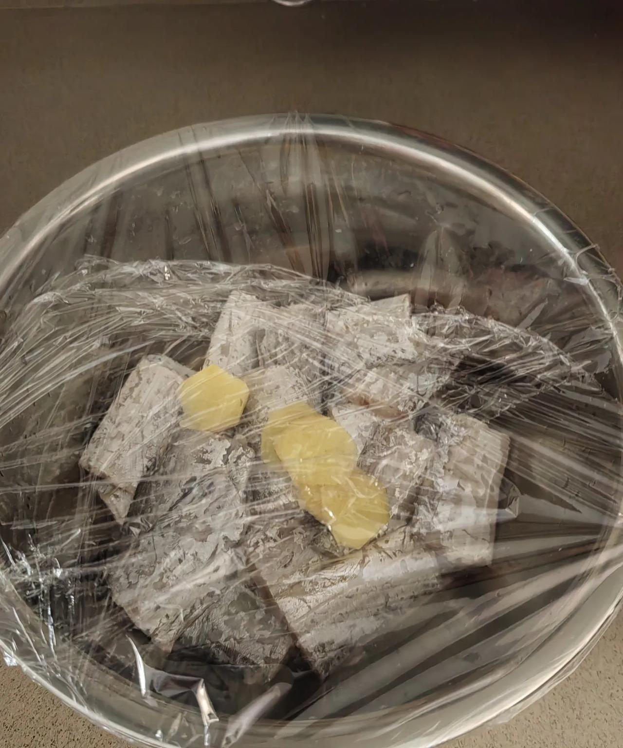 中年夫妻被迫躺平，吃鱼
失业两个月了，我上周面试均无结果。老公没有找工作，还做着