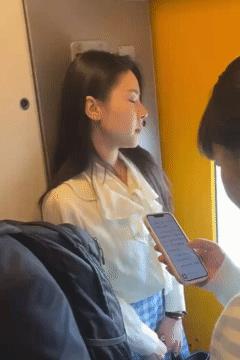 也不知道小姐姐在跟谁赌气......