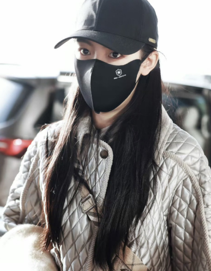 陈丽君也是好起来了，今天穿得好贵气。陈丽君这身造型比以往的更显高级，现在的时尚指