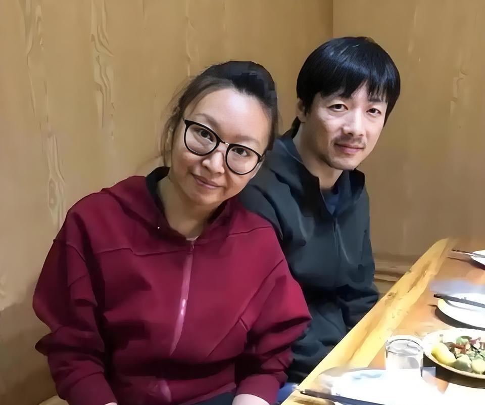 真是巧合，外出游玩，看到了特眼熟的明星情侣，他们是一对伉俪。
尤其这位男士，风流