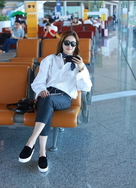 江疏影，168cm，出行也不忘追剧。
