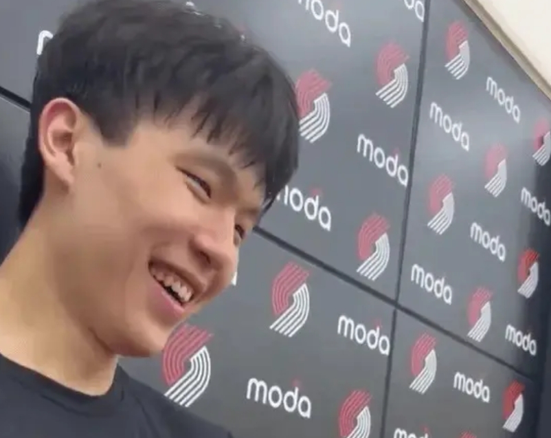 杨瀚森得罪人啊

开拓者16号秀杨瀚森在夏季联赛训练结束后接受采访时被问道在NB
