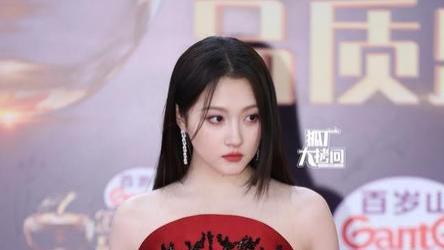 27岁关晓彤红毯造型引争议！膀大腰圆被吐槽，网友：微胖身材更有魅力