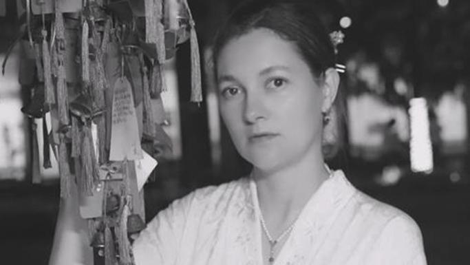 杨奇娜父母空运冷冻棺接女儿