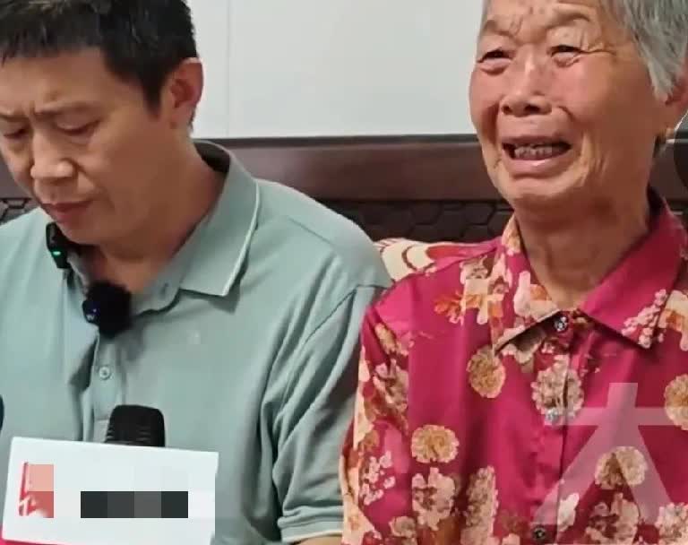 养了二十多年的孙子不是亲生的，
奶奶崩溃到大哭。

这件事看着也确实挺让人