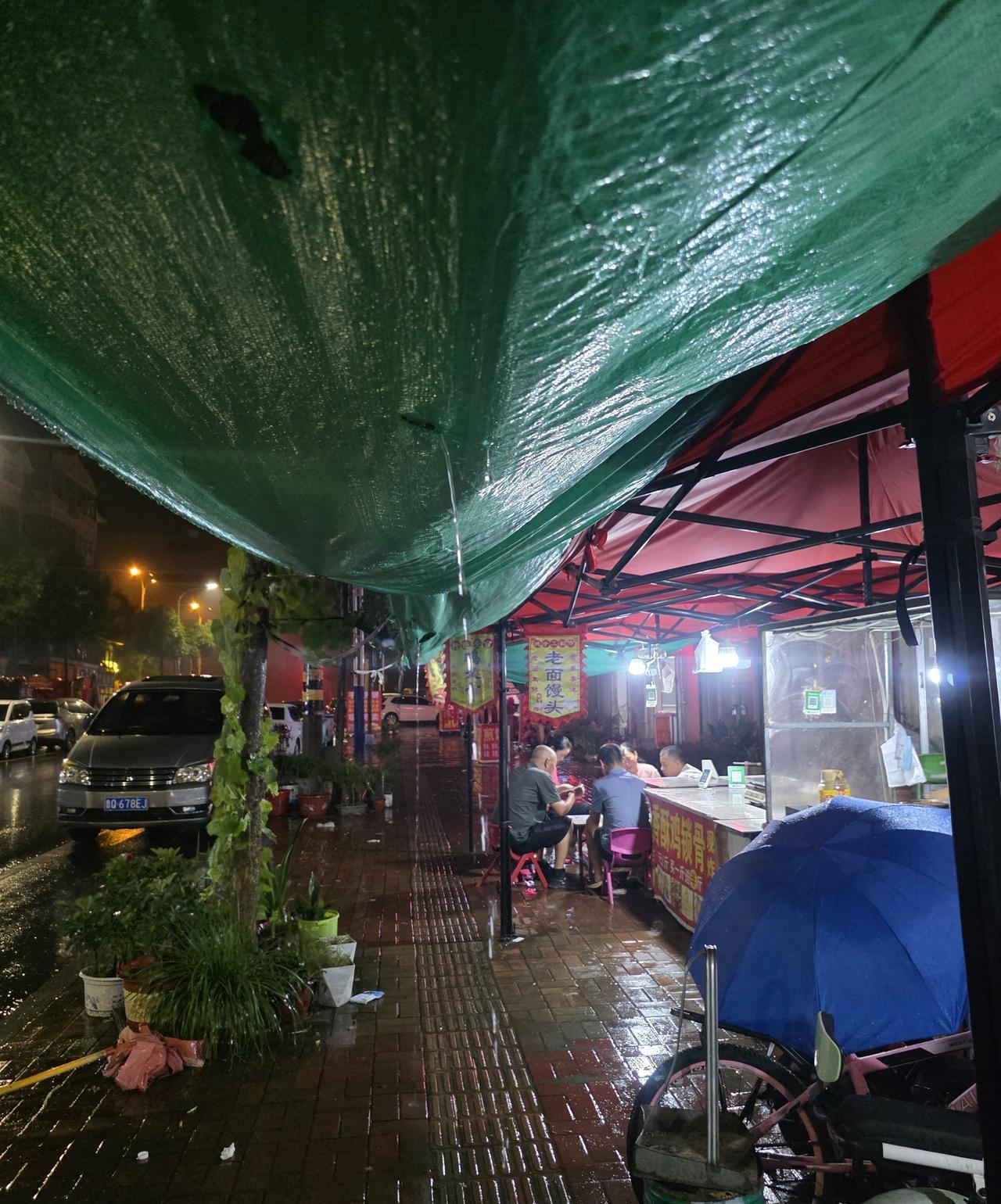 这可怎么办呀，我都替乡亲们愁坏了……
正是秋收时节，花生还没有刨完，玉米还没有掰