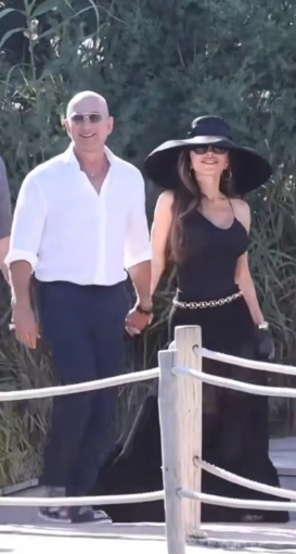 这个女人从嘴到屁股都是假的，能医美的地方哪块也不放过，但就是有人喜欢。
两口子除
