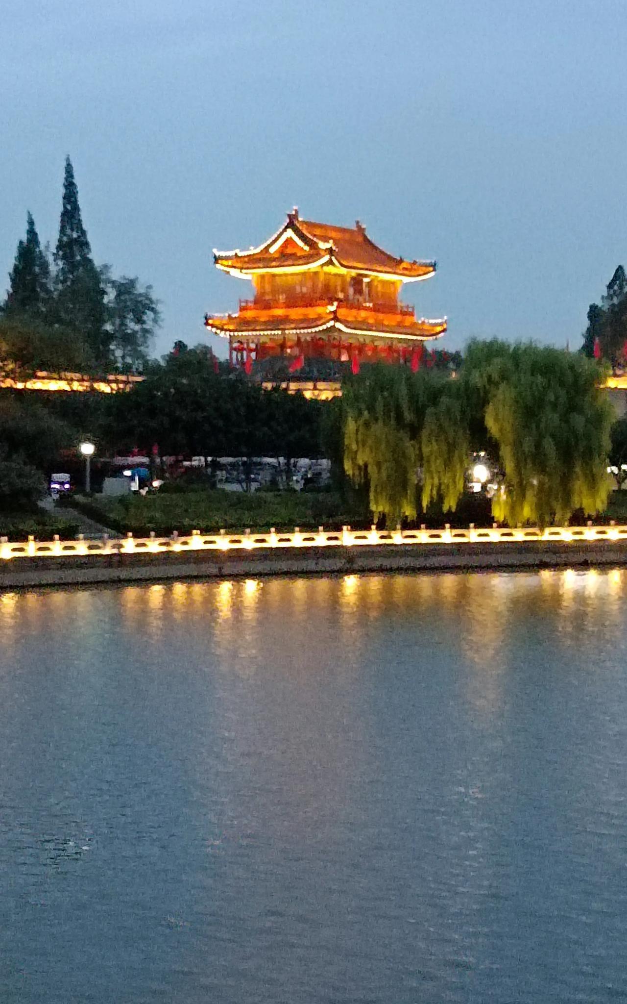 实用主义并不契合中国国情，我们需要树立长远目标，并且朝着这个目标努力奋斗。有人觉