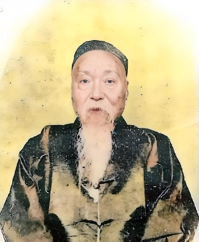 这位看似面慈心善的白胡子老人却是晚清最为狂狷的文人。他既看不起力挽大厦将倾的曾国