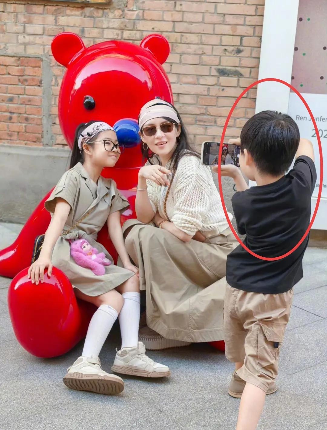 越来越不懂章子怡了，女儿从小都是露脸的，但儿子不是拍后背，就是遮脸，从来没有露脸