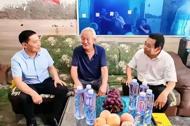 这张照片的最大亮点，被身后的镜子给出卖了
