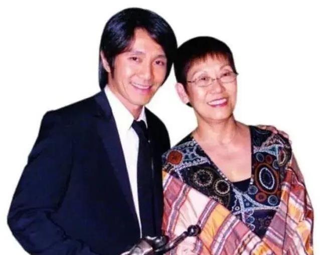 1990年，周星驰花475万买下峰景花园，朋友都笑话他：“这个地方根本就不值钱！
