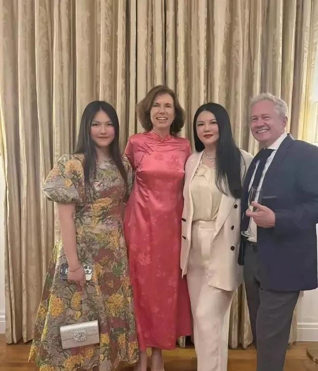 李湘母女到大使馆参加晚宴，李湘自从陪伴女儿王诗龄到英国留学之后，她和国际上流人士