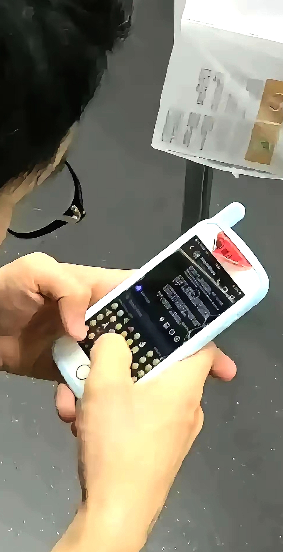 香港有相当一部分人，还在拿着这款手机用呢。