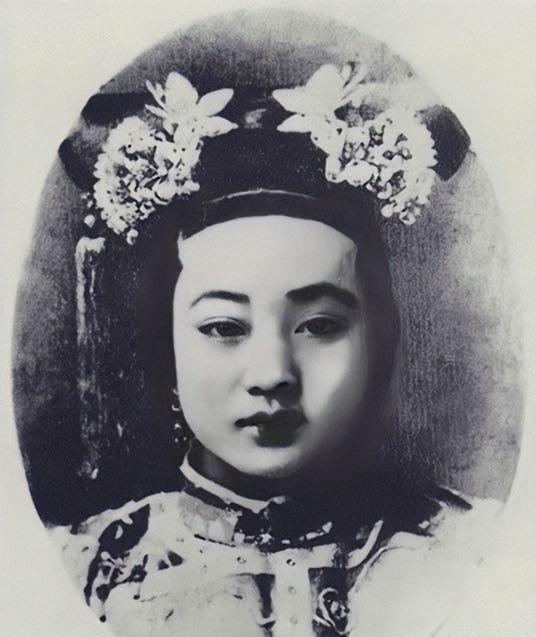 1900年，八国联军兵临城下，慈禧太后打算带着光绪帝前往西安避祸。临走之前的那个