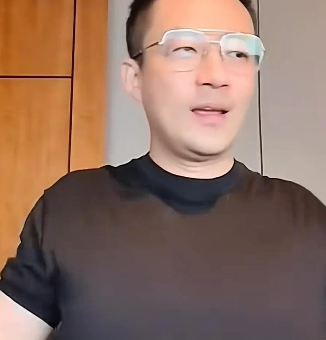 汪小菲晒娃夸女儿可爱











我的天哪！汪小菲彻底变成“女儿奴”了