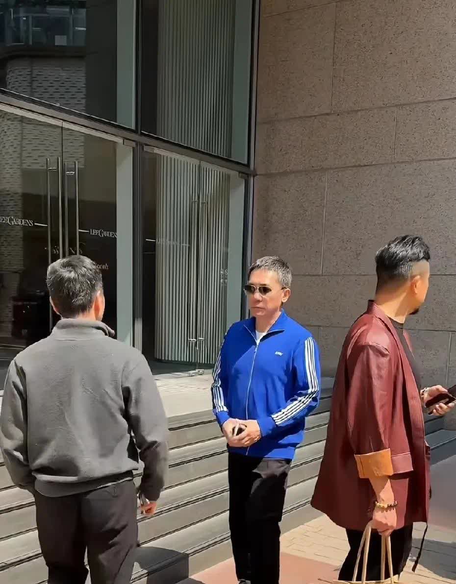 我的妈呀！香港铜锣湾偶遇低调的梁朝伟，个头不高满头白发，弯着腰像个老头了。本人戴