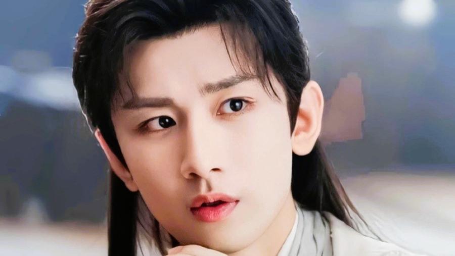 成毅车辆遭喷恶毒红漆！工作室曝被跟踪围堵，已报警追责​