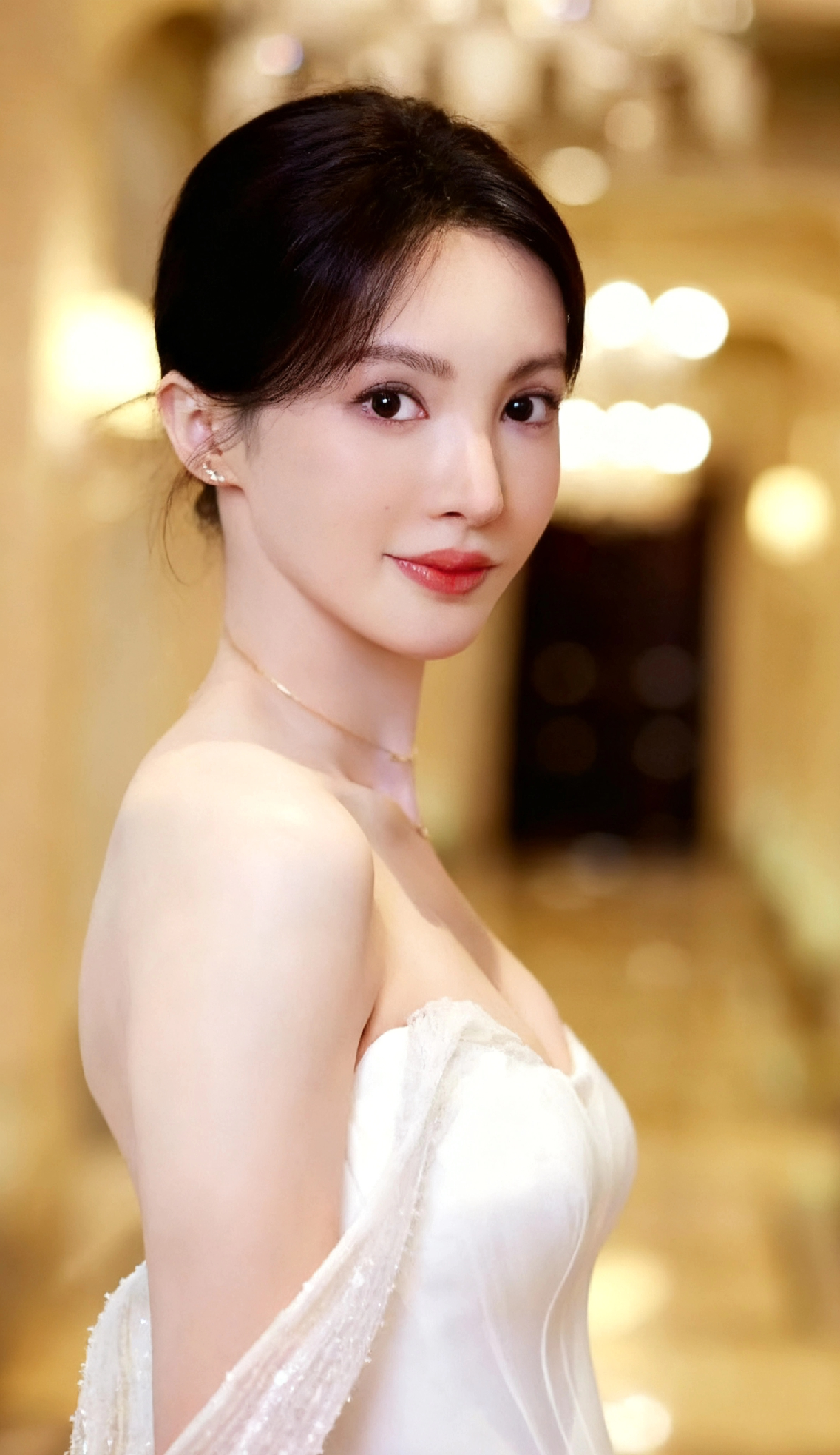 终于明白金晨为什么至今没结婚了！
并不是没人追求她，
而是她都35岁了，却还依旧