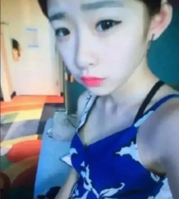 黄一鸣为什么敢公开承认孩子是王思聪的？
 
因为穷啊，真的太穷了,这不是我们普通