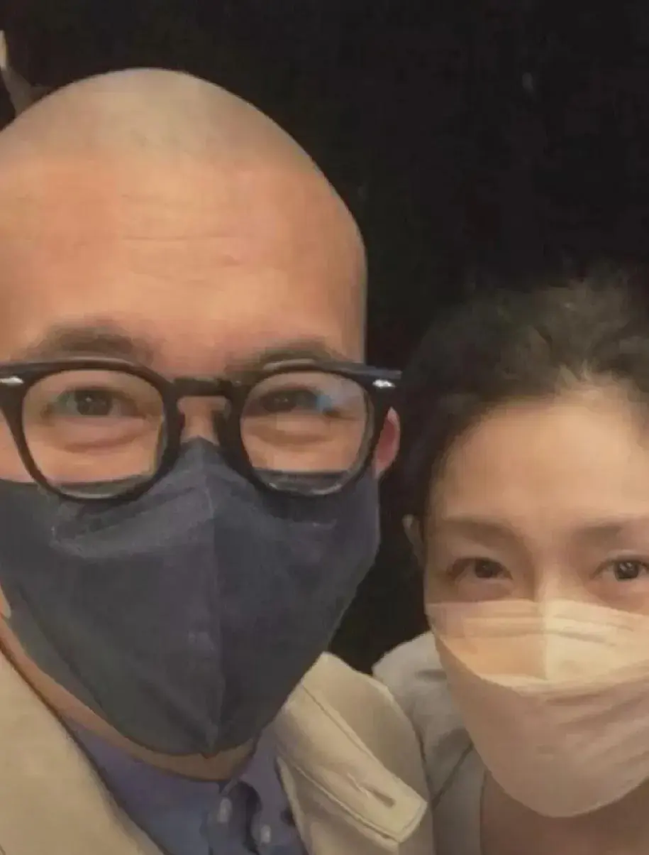 具俊晔每日前往金宝山墓园，
大清早就带着鲜花，
在大S墓碑前一坐就是一整天。
他