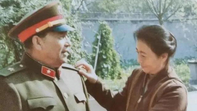 1984年，秦夫人为阅兵总指挥秦基伟整理军装，热泪盈眶，满脸骄傲