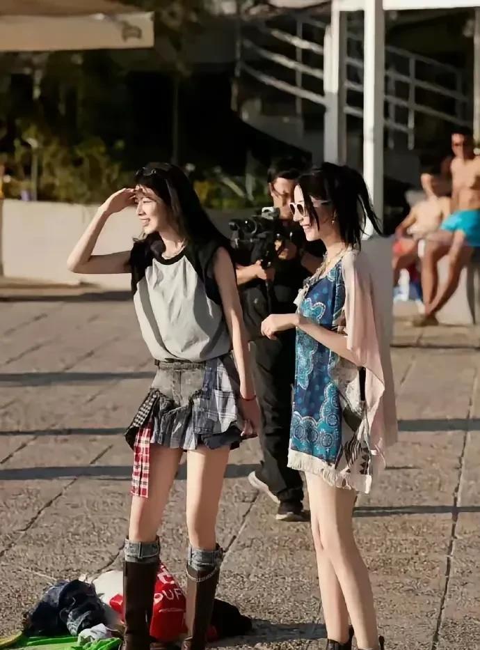 一张封神的图片。
图片里面的美女是迪丽热巴和赵昭仪。当时她们两个人参加《花儿与少