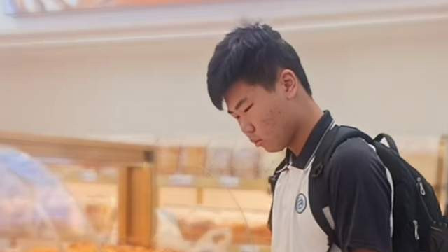 15岁男孩李翼航去世，患癌仍吃甜食，满墙奖状太优秀，葬在大别山